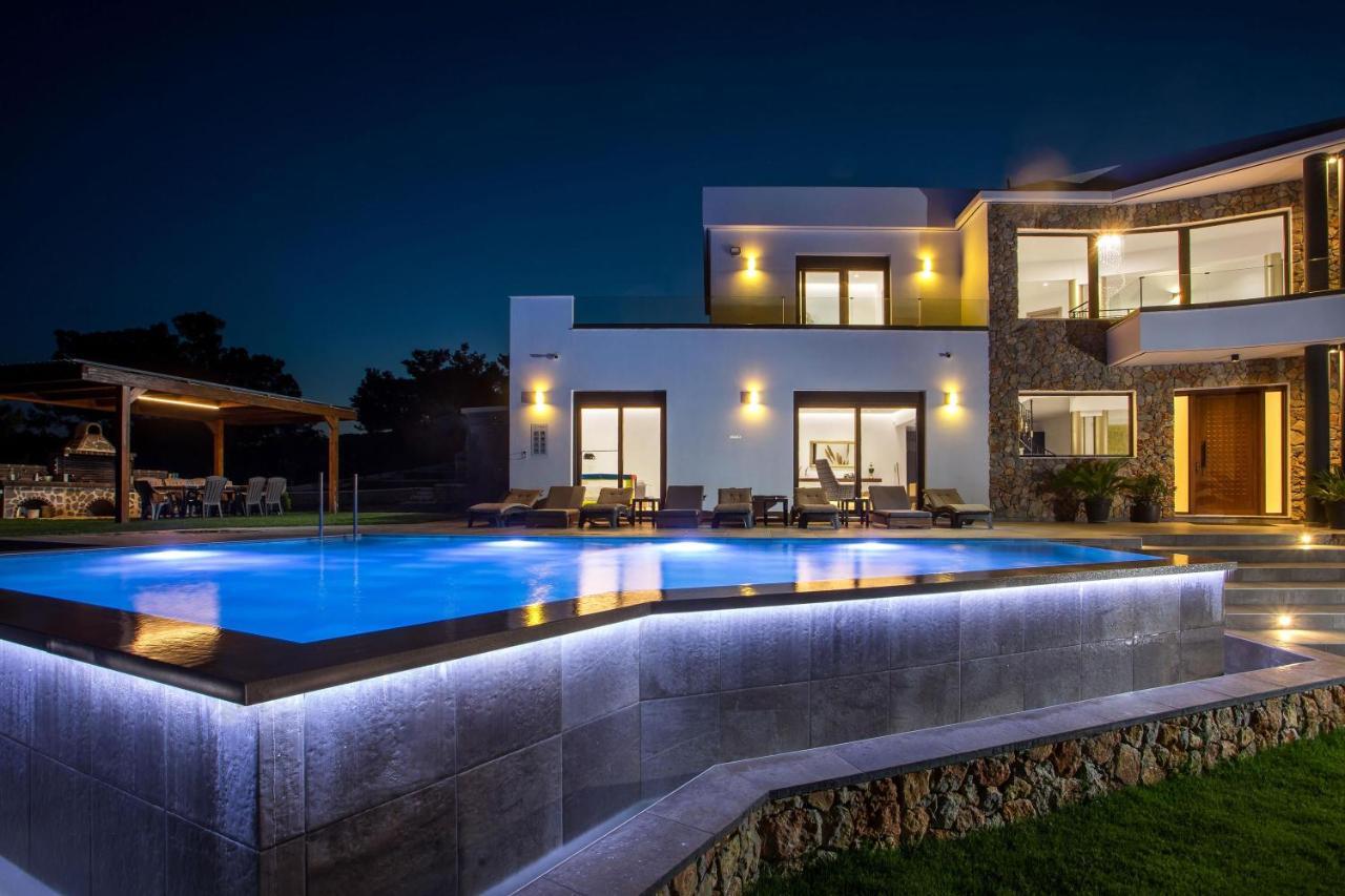 Villa Indira Kalithies Exteriör bild